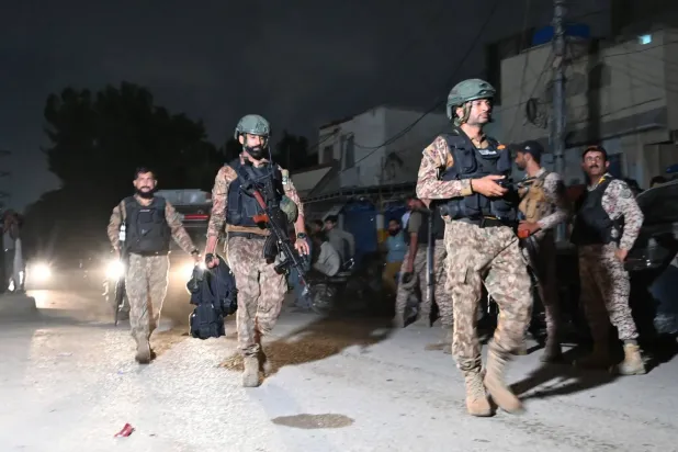Karaçi'deki Pakistan Sınır Muhafızları kompleksine düzenlenen silahlı saldırının ardından kapsamlı bir tarama operasyonu başlatıldı (AFP)