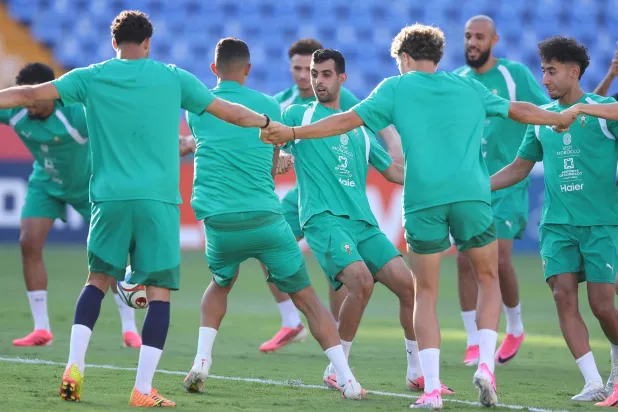لاعبو المغرب خلال التحضيرات لموقعة هولندا (أ.ف.ب)