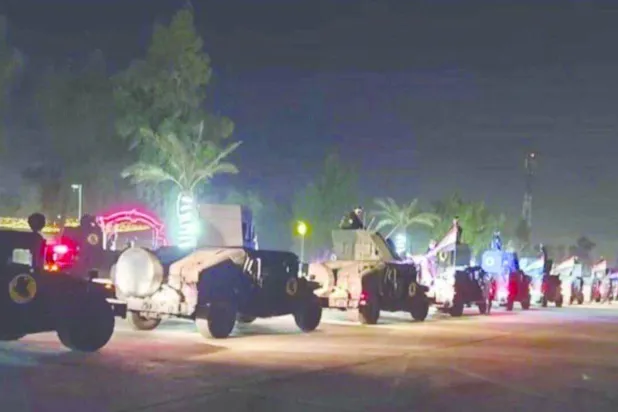 
صورة مأخوذة من فيديو متداول يظهر عجلات «همفي» عراقية عند أحد مداخل المنطقة الخضراء فجر أمس