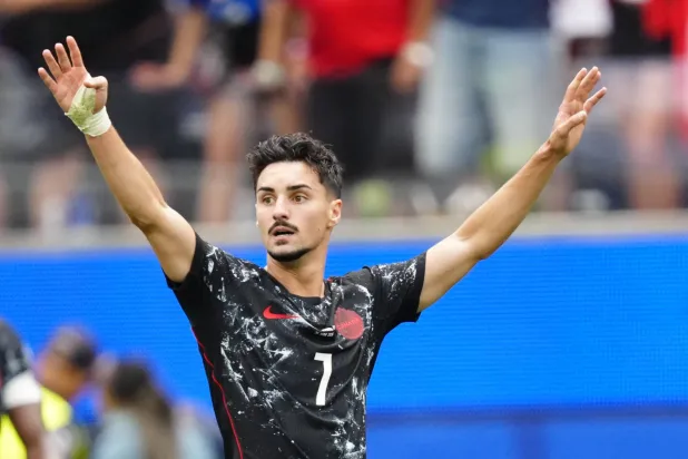 ستيفن أوستاكيو لاعب وسط منتخب كندا  (د.ب.أ)