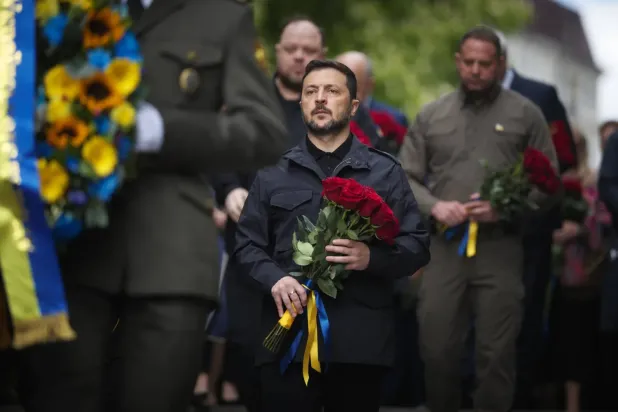 Ukrayna Cumhurbaşkanı Volodimir Zelenskiy Kiev'deki Meçhul Asker Anıtı'na çelenk götürürken (Arşiv-DPA)