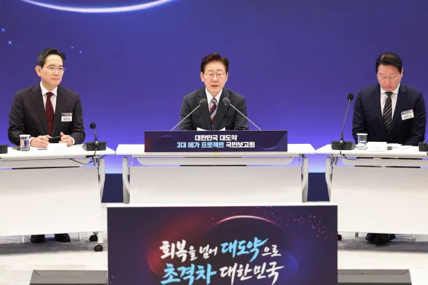 South Korean President Lee Jae Myung (C), alongside Samsung Electronics Co. Chairman Lee Jae-yong (L) and SK Group Chairman Chey Tae-won, attends a meeting at the presidential office Cheong Wa Dae in Seoul, South Korea, 29 June 2026.  EPA/YONHAP