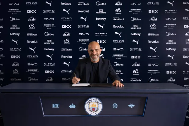 ووقّع ماريسكا عقدا لمدة ثلاث سنوات سيبقيه في ملعب الاتحاد حتى صيف عام 2029 (مانشستر سيتي)