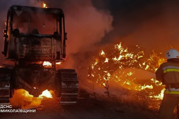 صورة وُزّعت الاثنين تظهر محاولات إخماد حريق اندلع في جرار زراعي بفعل غارة روسية على منطقة ميكولايف بأوكرانيا (خدمة الطوارئ الأوكرانية - أ.ب)