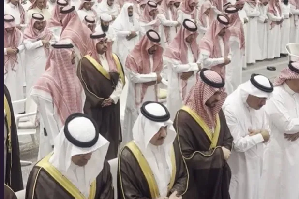 تقدّم أمير المنطقة الشرقية ووزير الطاقة جموع المصلين (الشرق الأوسط)
