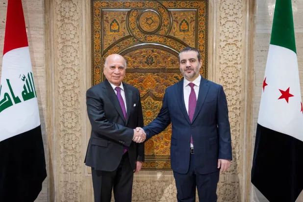 وزير الخارجية السوري أسعد الشيباني مستقبلاً نظيره العراقي فؤاد حسين والوفد المرافق له اليوم الاثنين (الخارجية السورية)