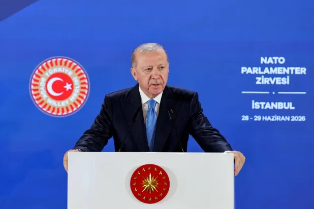 الرئيس التركي رجب طيب إردوغان متحدثاً أمام رؤساء برلمانات دول حلف الـ«ناتو» في إسطنبول الاثنين (الرئاسة التركية)