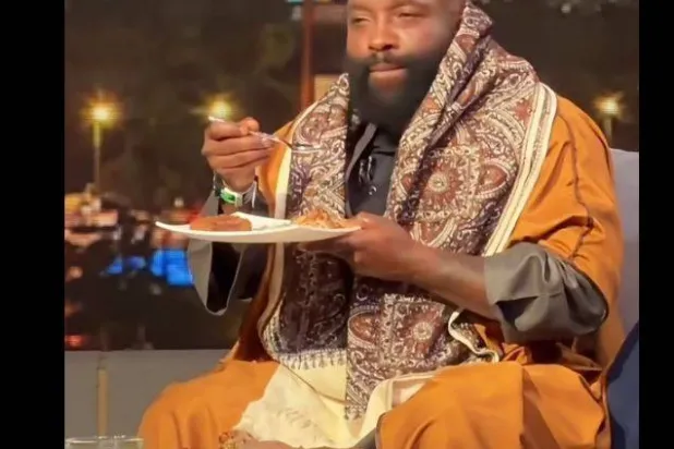 الشرطي الأميركي ارتدى الزي الشعبي في «ماسبيرو» (التلفزيون المصري)