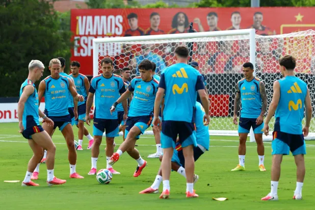 منتخب إسبانيا يتدرب استعداداً للنمسا وسط غيابات (رويترز)