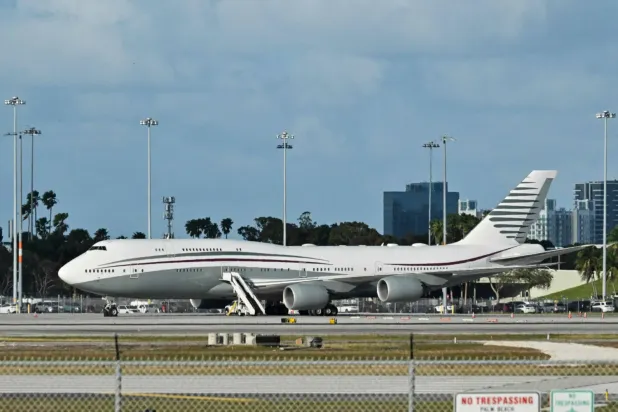 Florida'daki Palm Beach Uluslararası Havalimanı pistinde bulunan bir Qatar Airways Boeing 747 (Arşiv- AFP)