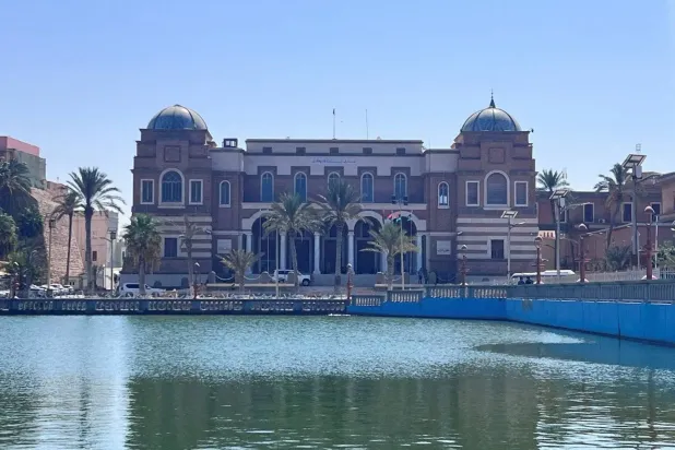 واجهة مصرف ليبيا المركزي على ساحل البحر المتوسط في طرابلس (رويترز)