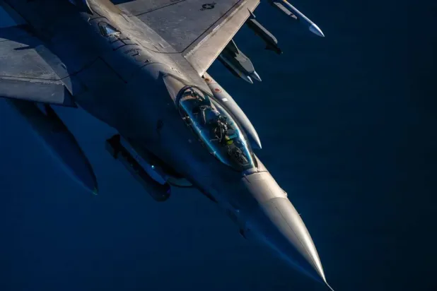 ABD Hava Kuvvetleri'ne ait bir F-16 savaş uçağı, Orta Doğu semalarında devriye sırasında (CENTCOM)