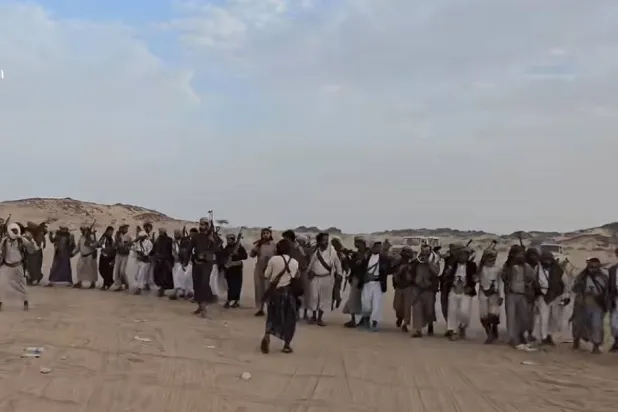 حشود قبلية توافدت إلى منطقة الريان في محافظة الجوف اليمنية لمؤازة زعيم قبلي (إعلام محلي)
