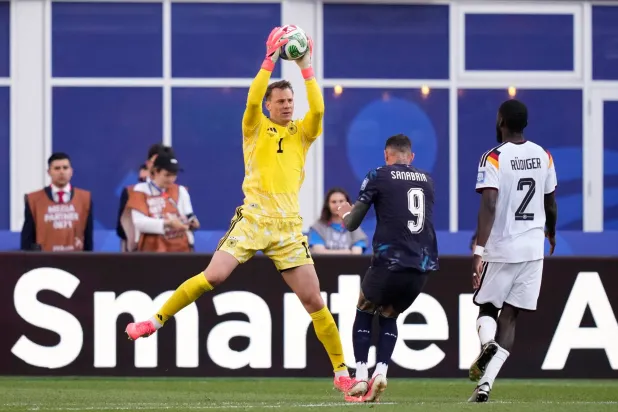 حارس المرمى الألماني المخضرم مانويل نوير (أ.ب)