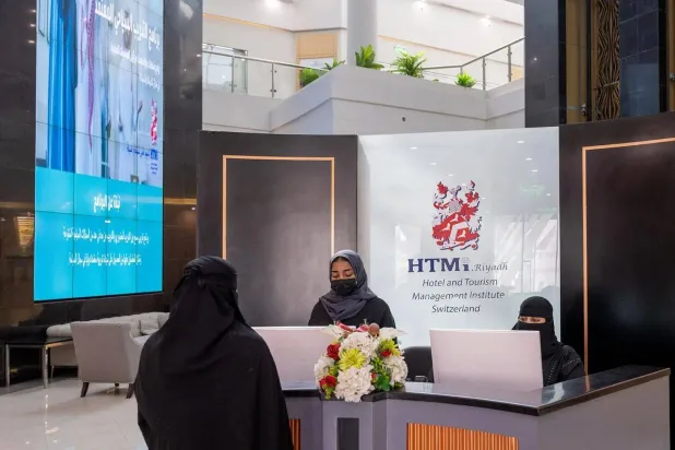سعوديات يمارسن أعمالهن في سوق العمل السعودية (واس)