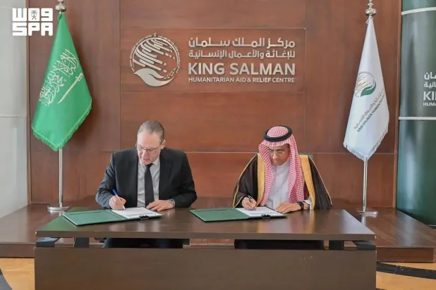 Officials sign the executive program at KSrelief's Riyadh headquarters on Monday. (SPA)