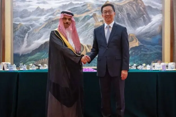وزير الخارجية السعودي خلال لقائه نائب الرئيس الصيني (الخارجية السعودية)