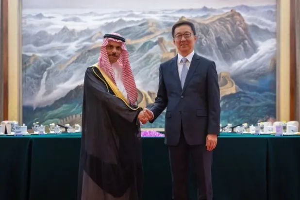 وزير الخارجية السعودي خلال لقائه نائب الرئيس الصيني (الخارجية السعودية)