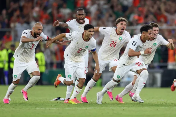 المنتخب المغربي يبدأ احتفالاته بعد الفوز بركلات الترجيح (أ.ب)