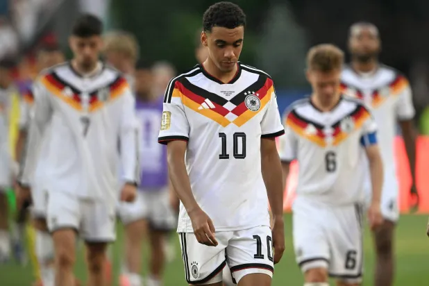 جمال موسيالا يتحسر بعد خسارة ألمانيا بركلات الترجيح أمام باراغواي في كأس العالم (أ.ف.ب)