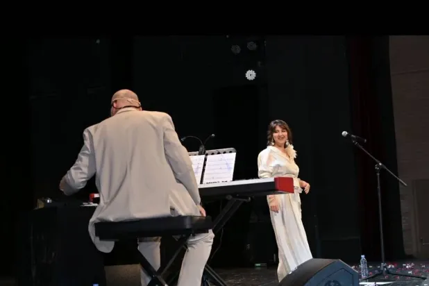 مع زوجها هاني سبليني الذي يرافقها في حفلاتها (أميمة الخليل)