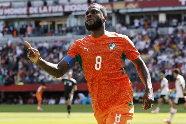 لاعب الوسط البالغ من العمر 29 عاماً أصبح القلب النابض لمنتخب «الأفيال» (أ.ف.ب)