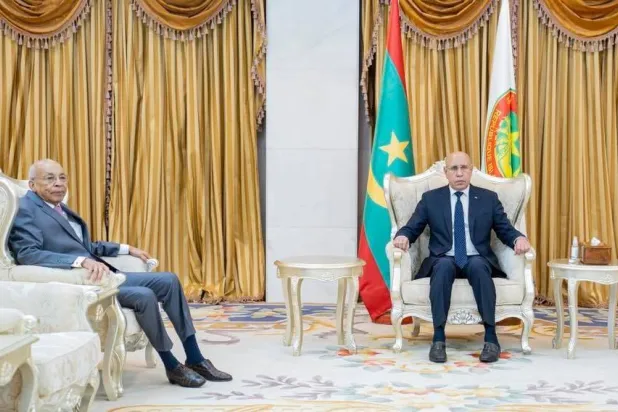 من لقاء الرئيس الموريتاني مع منسق الحوار الوطني الذي سلمه تقريراً حول التحضير للحوار (الرئاسة الموريتانية)