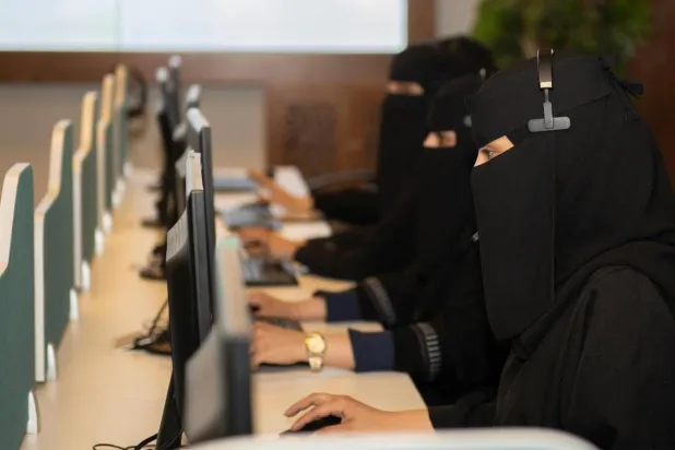 سعوديات منتسبات إلى وزارة الصحة يمارسن أعمالهن خلال موسم الحج (واس)