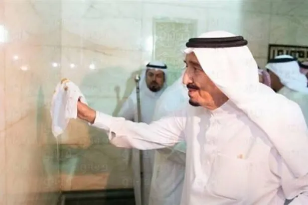 خادم الحرمين الشريفين يقوم بغسل جدار الكعبة المشرفة في مناسبة سابقة (واس)