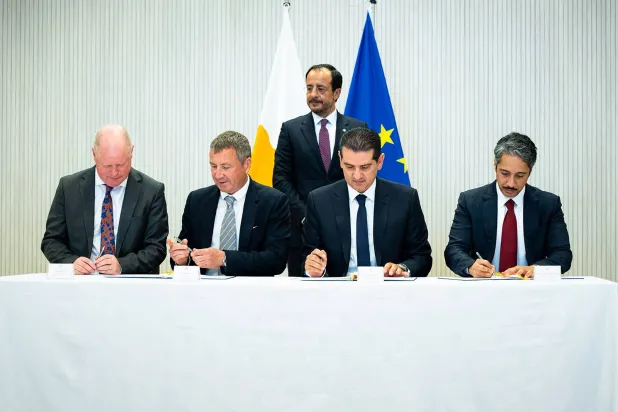 الرئيس القبرصي نيكوس كريستودوليدس يشهد توقيع اتفاقية مع شركتيْ إكسون موبيل وقطر للطاقة في نيقوسيا («قطر للطاقة»)
