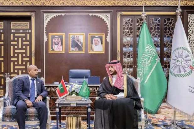 وزير الدفاع السعودي خلال مباحثاته مع نظيره المالديفي (وزارة الدفاع السعودية)