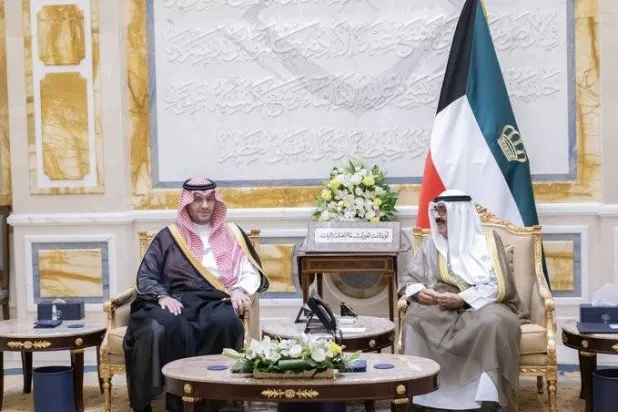 أمير الكويت خلال استقباله الأمير تركي بن محمد بن فهد (كونا)