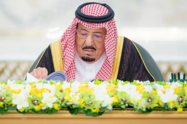 خادم الحرمين الشريفين الملك سلمان بن عبد العزيز لدى ترؤسه جلسة مجلس الوزراء السعودي في جدة (واس)