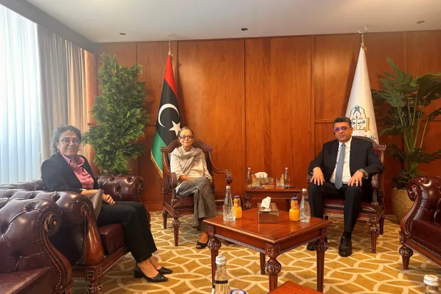 نائبتا المبعوثة الأممية ستيفاني خوري وأولريكا ريتشاردسون خلال لقاء مع رئيس ديوان المحاسبة خالد شكشك في طرابلس الاثنين (البعثة الأممية)