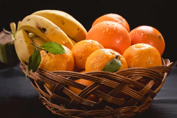 وعاء يحتوي على الموز والبرتقال (بيكسلز)