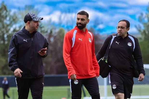 قائد «الفراعنة» محمد صلاح برفقة الجهاز الطبي للمنتخب المصري (الاتحاد المصري لكرة القدم)