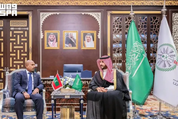 Saudi Minister of Defense Prince Khalid bin Salman bin Abdulaziz and his counterpart from the Maldives Hassan Rasheed meet in Jeddah on Tuesday. (SPA)