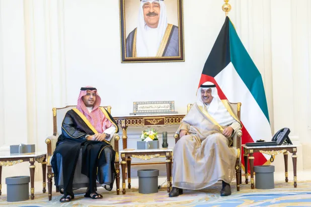 ولي العهد الكويتي الشيخ صباح الخالد لدى استقباله الأمير تركي بن محمد وزير الدولة السعودي (كونا)
