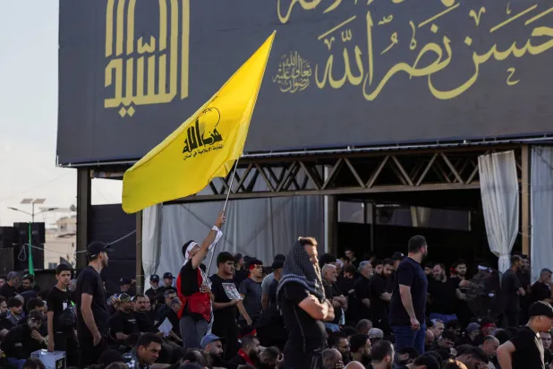 مناصرون لـ«حزب الله» يشاركون في إحياء ذكرى عاشوراء بالضاحية الجنوبية لبيروت يوم الجمعة الماضي (رويترز)