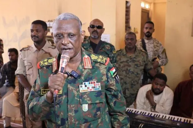 الفريق العطا رئيس هيئة أركان الجيش السوداني متحدثاً في قاعدة وادي سيدنا (مجلس السيادة على تلغرام)