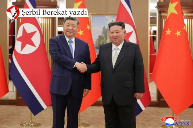Çin Devlet Başkanı Şi Cinping Kuzey Kore'ye yaptığı nadir ziyaret sırasında Kuzey Kore lideri Kim Jong-un (sağda) ile tokalaşırken, 8 Haziran 2026 (AFP)