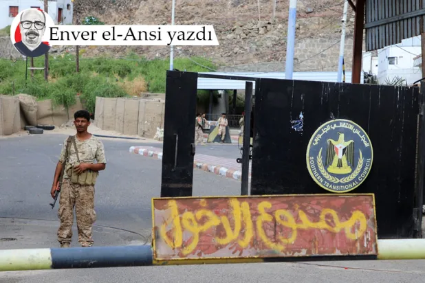 Yemen'in Aden kentinde, GGK Genel Merkezi önünde nöbet tutan bir asker, 8 Ocak 2026 (Reuters)