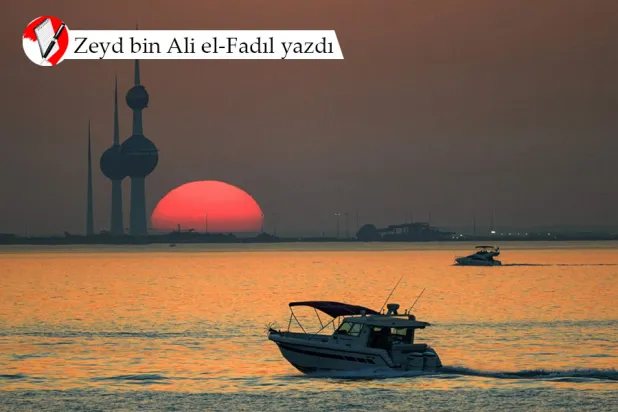 Başkent Kuveyt’te güneş ünlü Kuveyt Kulesi'nin arkasına inerken Basra (Arap) Körfezi sularında ilerleyen bir tekne, 9 Haziran 2026 (AFP)