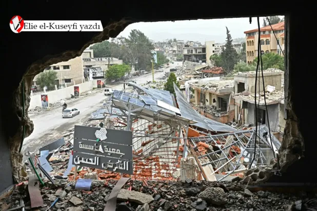 Lübnan'ın güneyindeki Nebatiye kentine dönerken, yıkılmış binaların önünde arabalarıyla geçen yerinden edilmiş kişiler, 18 Nisan 2026 (AFP)
