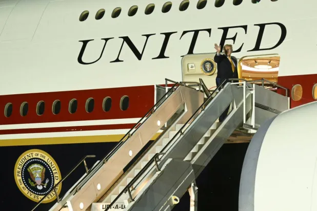 8 Temmuz 2026'da İngiltere'nin Mildenhall üssünde uçak değiştirdikten sonra yeni Air Force One uçağına binerken (AFP)