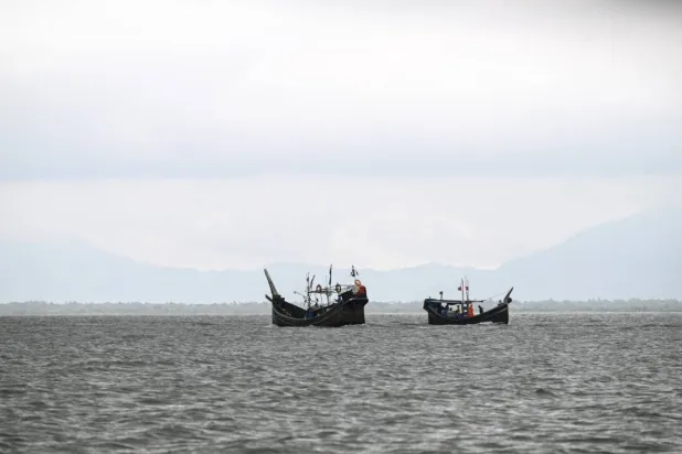 Rohingya mültecilerinin kaçakçılığı, onların acılarının sömürülmesine dayanan kârlı bir ticarete dönüştü (AFP)