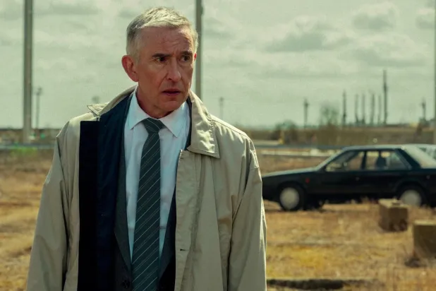 60 yaşındaki Oscar adayı Steve Coogan, Legends'da Britanya'nın en büyük uyuşturucu çetelerinden birini çökertmekle görevlendirilen ve tehlikeli bir gizli görevin içerisine çekilen devlet memuru Don Clarke rolünde (Netflix)