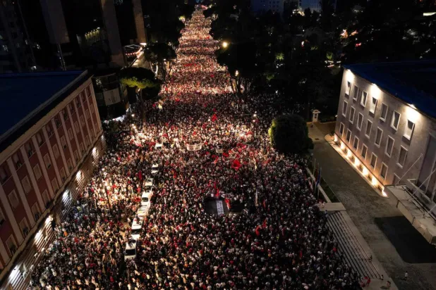 Tiran'da haziranda yapılan gösterilerde onbinlerce kişi "Arnavutluk satılık değildir" sloganlarıyla sokaklara dökülmüştü (Reuters)