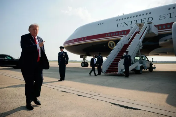 Trump'ın, Katar'ın hediye ettiği jeti resmi makam uçağına çevirmesi tartışma yaratmıştı (Reuters)