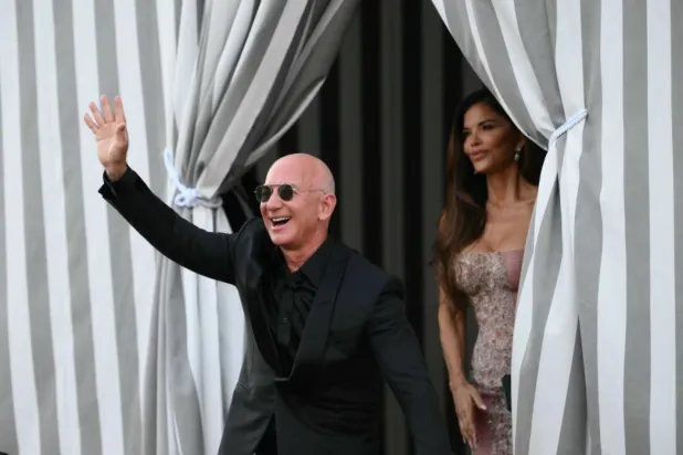 Bezos, Trump'ın ikinci dönemindeki yemin töreni için açılan fona 1 milyon dolar bağışlamıştı (AFP)